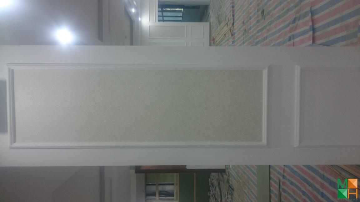 thi-cong-giay-dan-tuong-co-dien-tai-cong-ty-bat-dong-san-14-lang-ha (4)